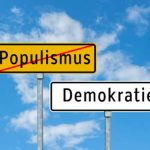 Znak drogowy z napisem "Populismus" przekreślonym na czerwono oraz znak z napisem "Demokratie" wskazującym kierunek.
