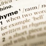 Wyróżnione słowo "rhyme" w słowniku z definicją poniżej.