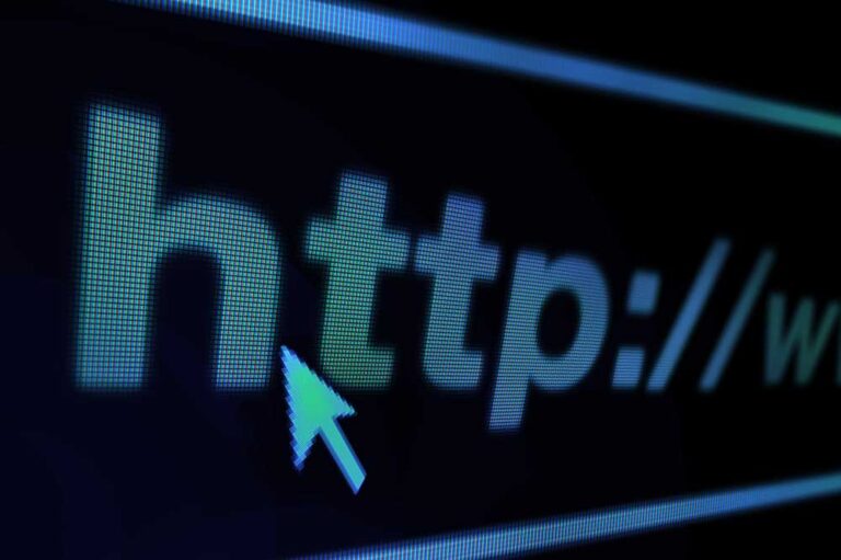 Kursor wskazujący na napis "http://" na monitorze komputerowym.