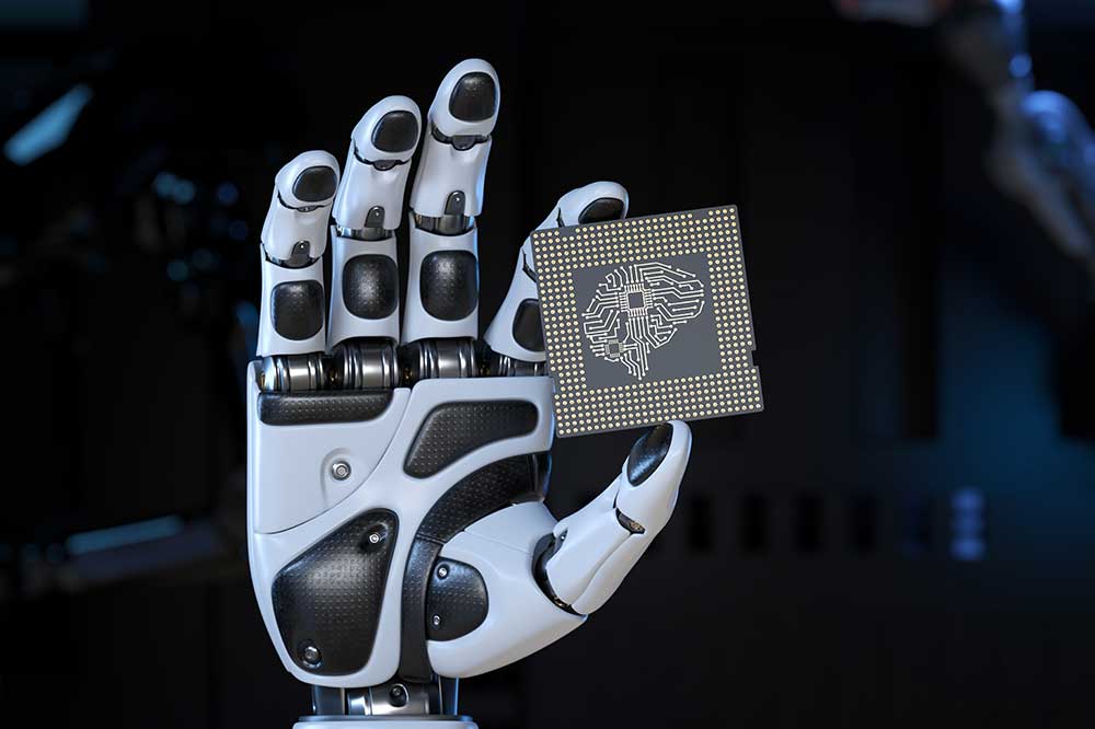Robotyczna dłoń trzymająca chip z symbolem mózgu.