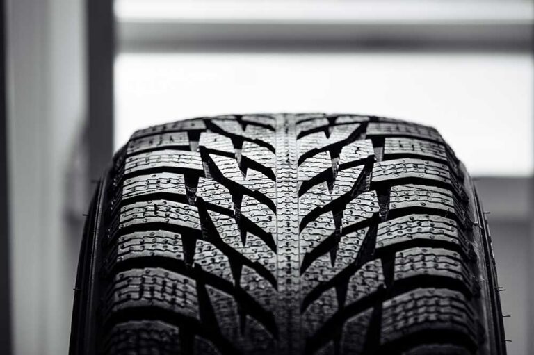 Opona zimowa z wyraźnym bieżnikiem w zbliżeniu.