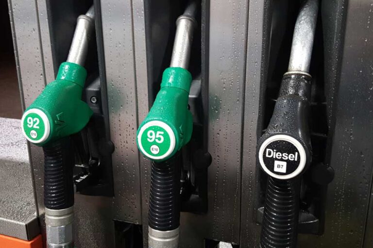 Trzy dystrybutory paliwa na stacji benzynowej z oznaczeniami 92, 95 i Diesel.
