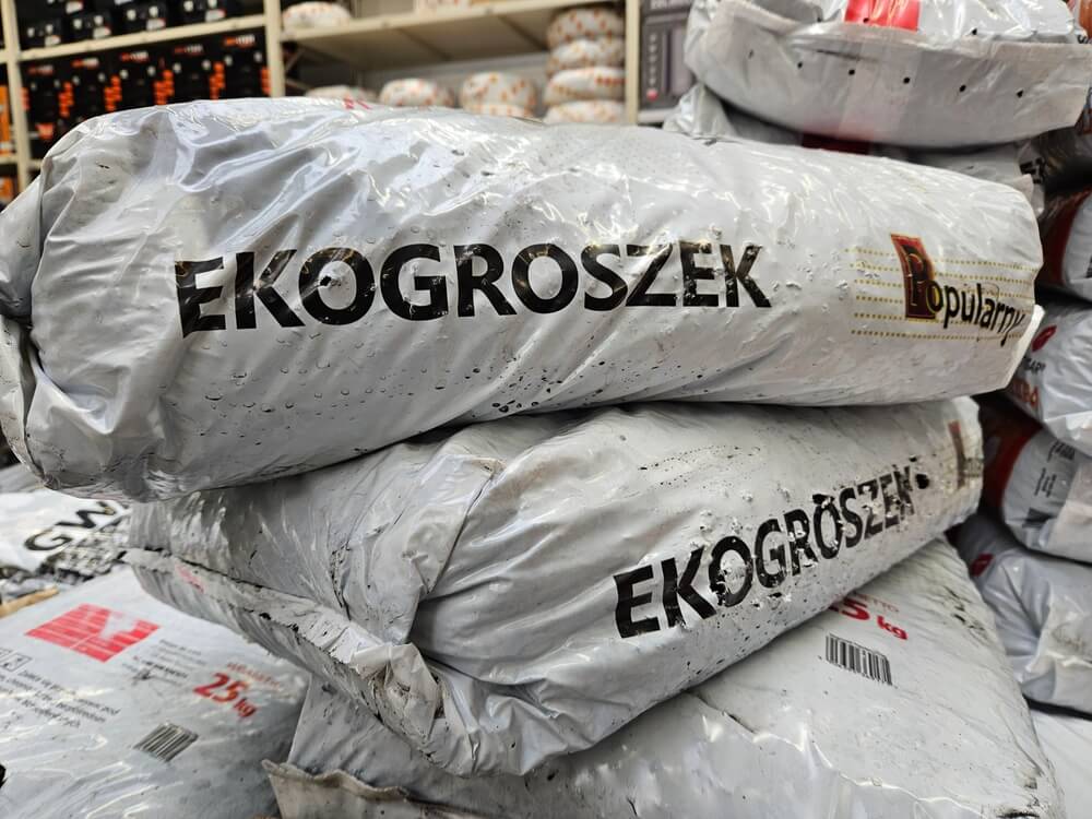 Torby z węglem ekogroszek w magazynie.