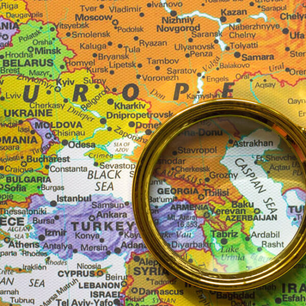 Mapa Europy i Bliskiego Wschodu z lupą powiększającą region Kaukazu.