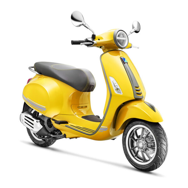 Żółty skuter Vespa na białym tle.