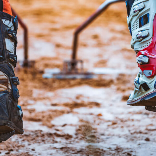 Buty motocrossowe na motocyklach przed startem wyścigu.