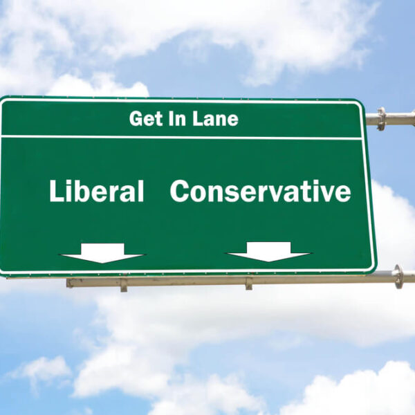 Zielony znak drogowy z napisem "Get In Lane" nad dwiema strzałkami wskazującymi w dół, z napisami "Liberal" i "Conservative".